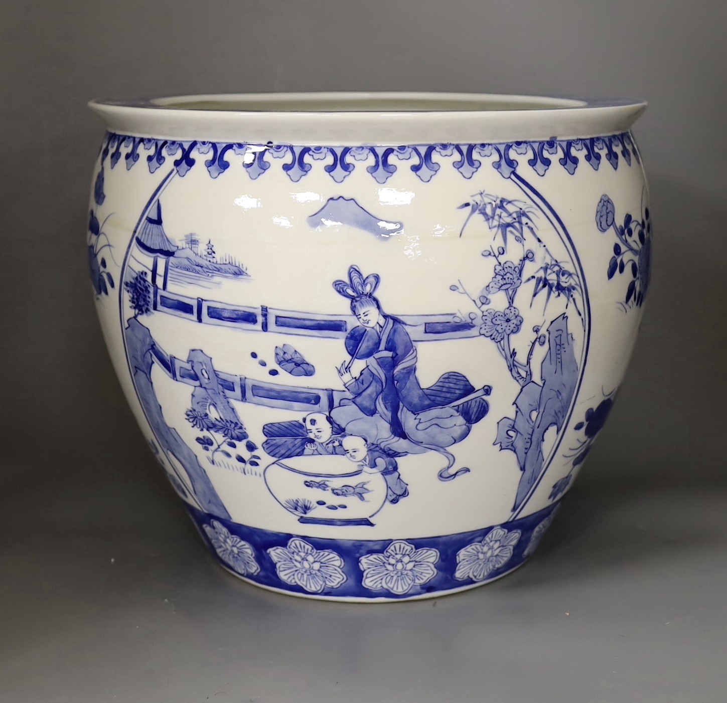 A Chinese blue and white jardiniere, 30 cms high